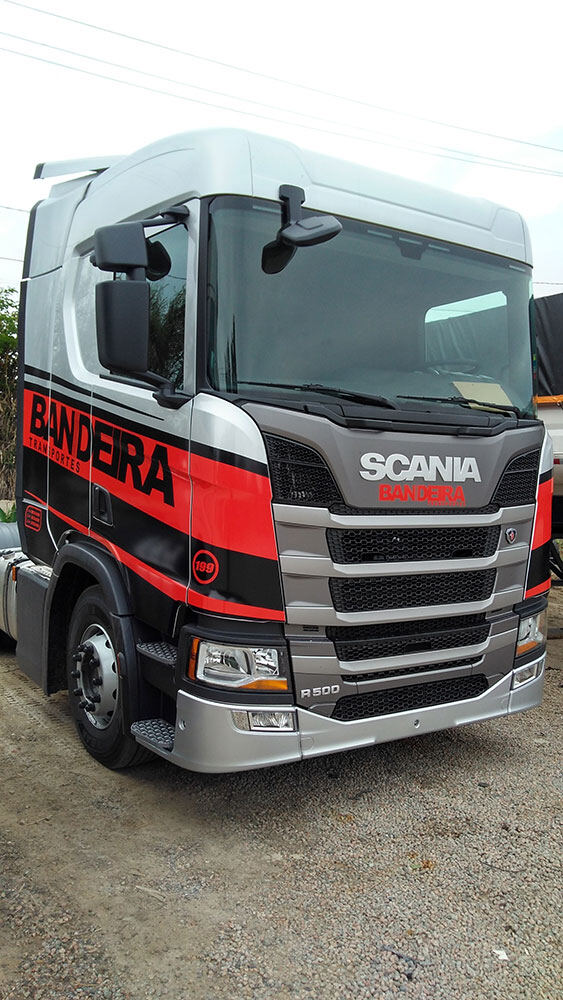 Frente do Scania com a faixa da Bandeira